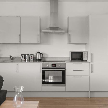 Comfortable Modern Apartment In Swindon, Free Parking Sleeps Up To 5 Exterior photo