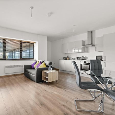 Comfortable Modern Apartment In Swindon, Free Parking Sleeps Up To 5 Exterior photo
